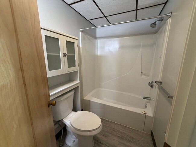 Building Photo - 10 Thompson St