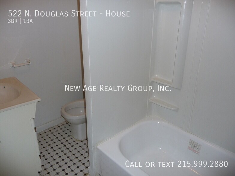 Building Photo - 522 N Douglas St