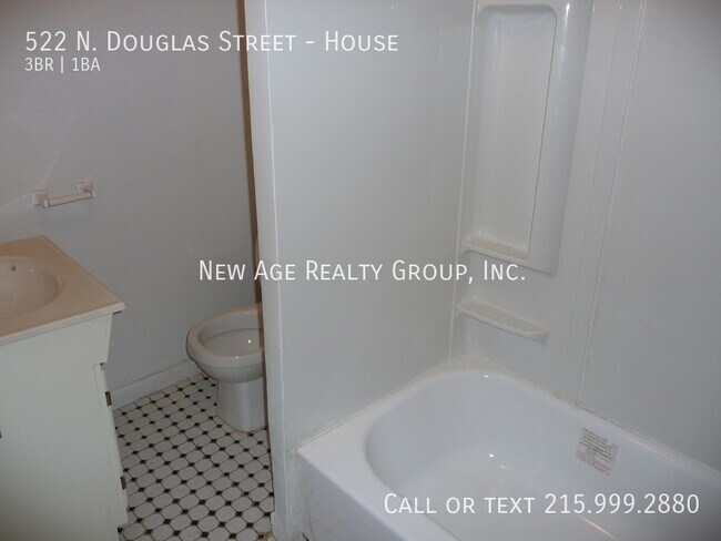 Building Photo - 522 N Douglas St