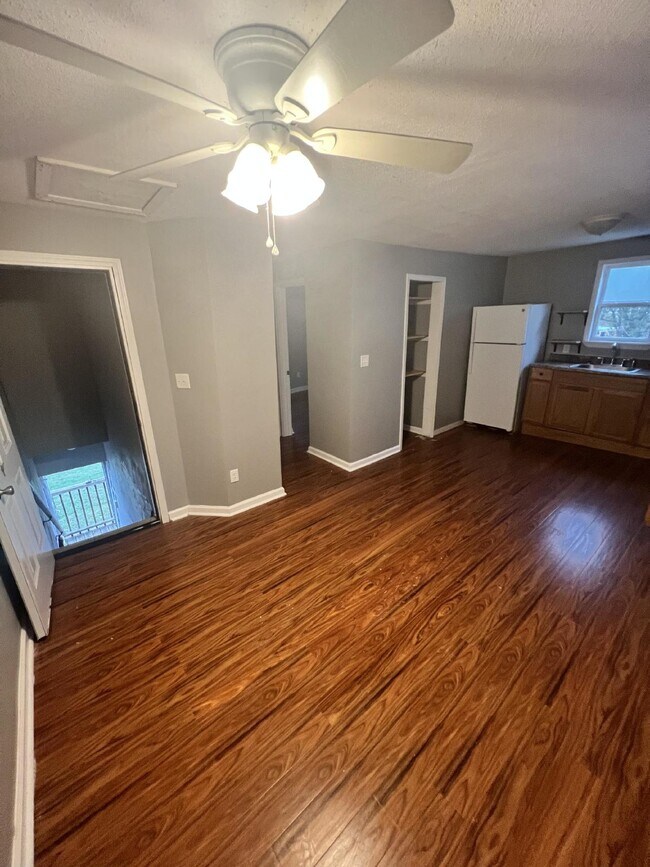 Building Photo - "1-Bedroom upstairs apartment on Main St with Full Bath in West Point!"