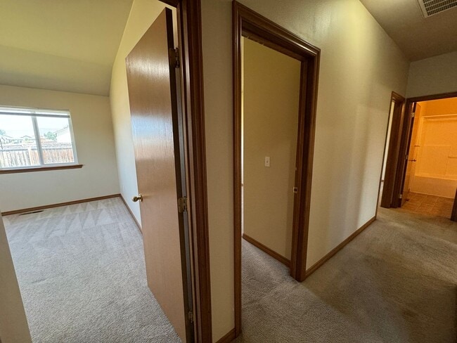 Building Photo - 4 Bedroom, 2 Bath House! Available to Rese...