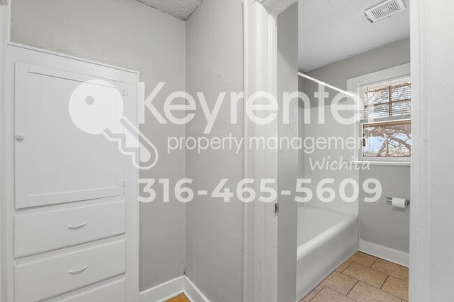 Building Photo - 1549 N Holyoke Ave