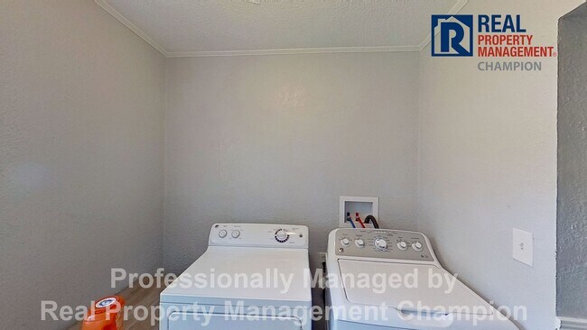Building Photo - 3 BD/2 BA Home w/Attached Garage on Large Corner Lot w/Fenced Backyard