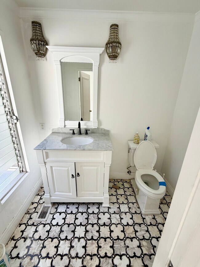 Building Photo - 936 Chantilly Rd