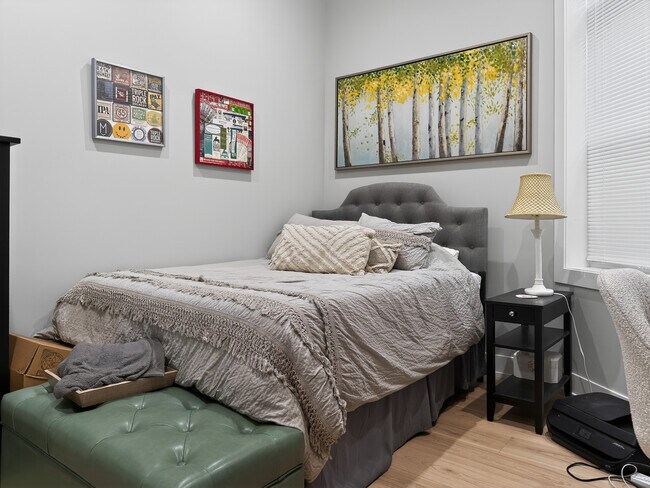 Building Photo - 2451 N Albany Ave