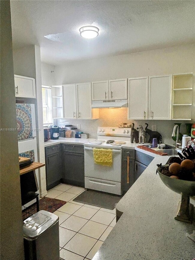 Building Photo - 972 SW 6th Ave