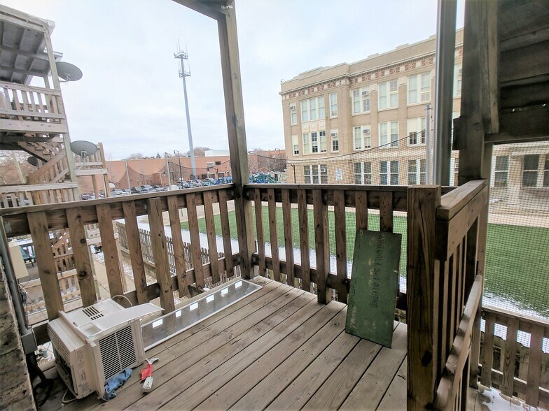 Building Photo - 812 W Waveland Ave