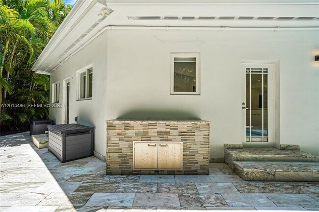 Building Photo - 711 Sunset Dr