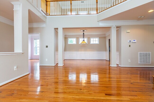 Building Photo - Spacious, Light-Filled Home in the Desirable Broadlands