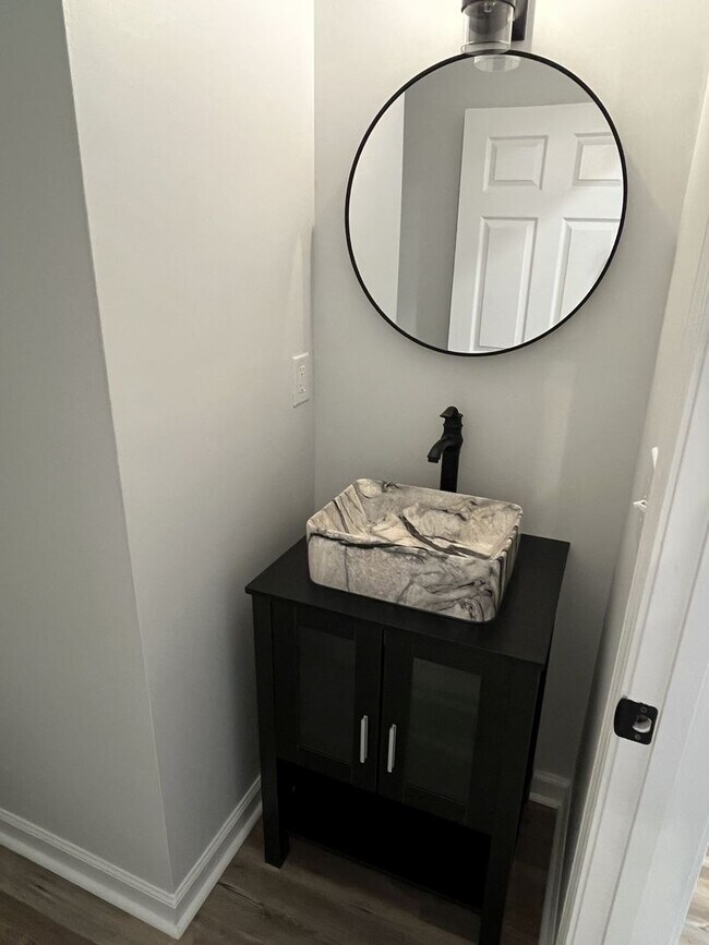 Building Photo - Refreshed 3 Bedroom End Unit Townhome near...