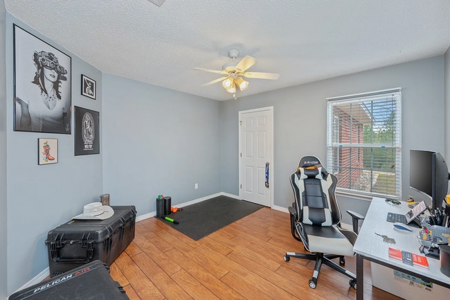 Building Photo - 4 Bedroom 2 bathroom