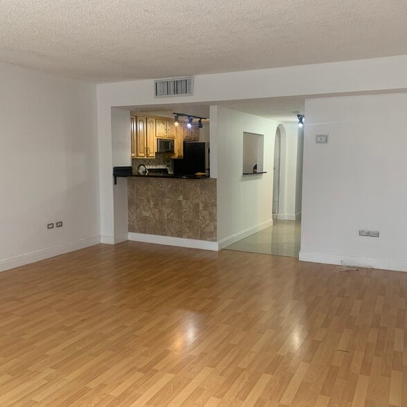 Building Photo - 801 Brickell Bay Dr
