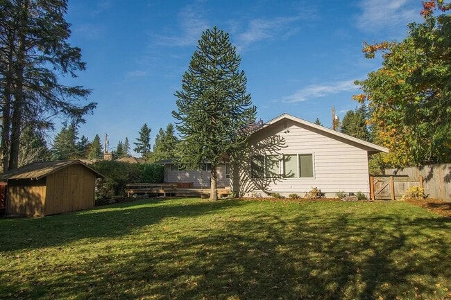 Building Photo - Beautiful and bright 3 bed / 2 bath rambler for rent!