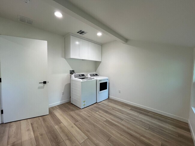 Building Photo - Upgraded Woodland Hills 2+2.5 plus 2 bonus rooms and Studio Guest House with kitchen and full bath!!