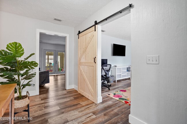 Building Photo - 6717 Lenczyk Dr