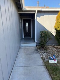 Building Photo - Three Bedroom Home Close to UNR