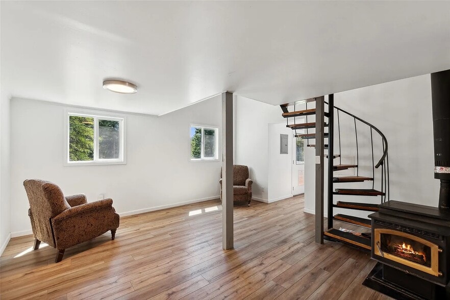 Living space with staircase to loft - 263 Lone Star Trl