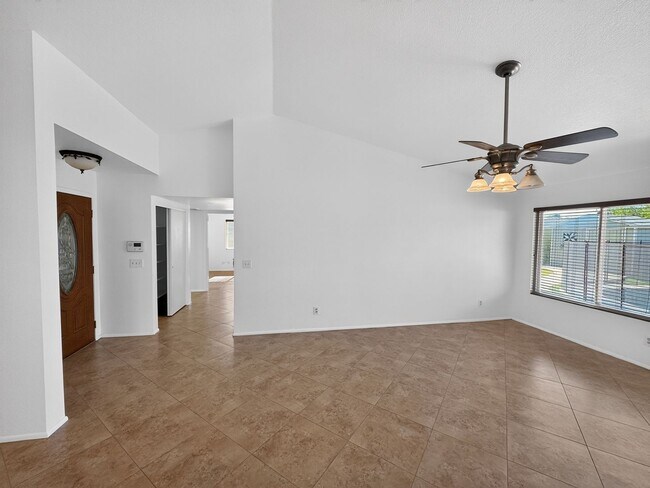 Building Photo - Spacious 4 Bedroom Pool Home in Quiet Cul De Sac