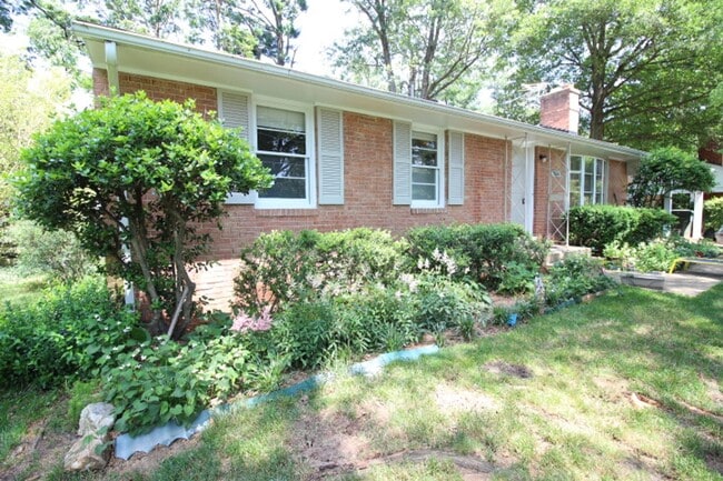 Building Photo - Charming 3 Bed 2.5 Bath Brick Home With Sp...