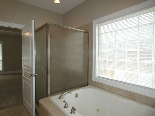 Building Photo - Marvelous Executive Pool Home in Hammersmith