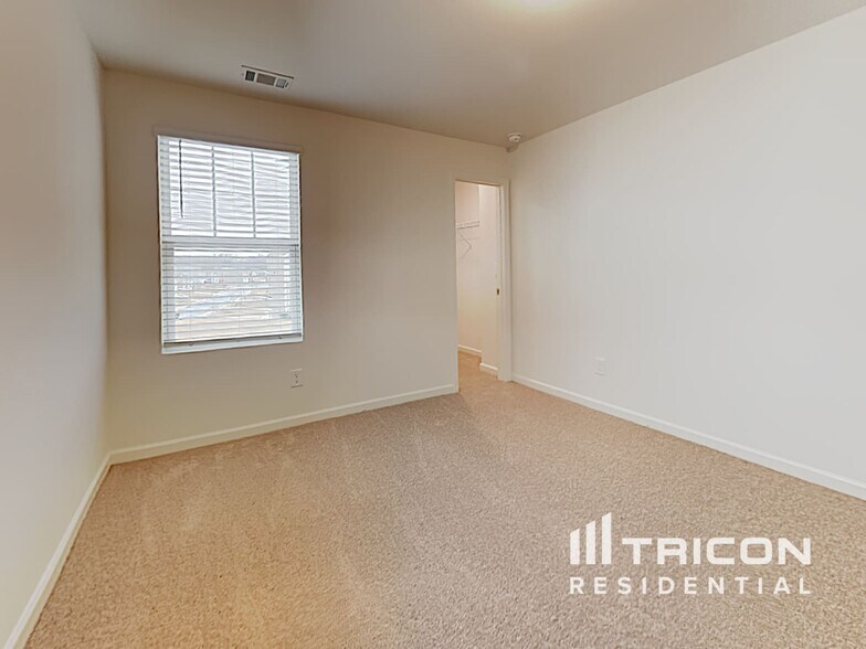 Building Photo - 2137 Hudson Dr