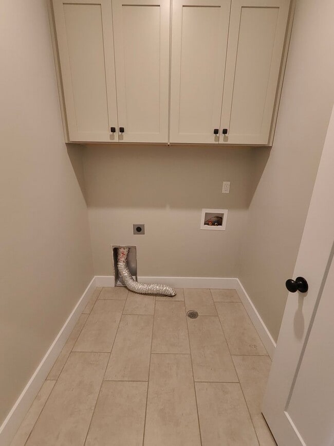 Building Photo - Spacious 4 bed/2.5 bath Home!