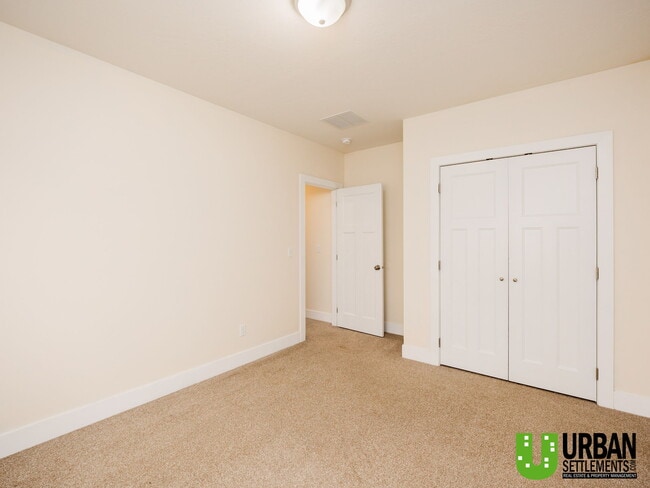 Building Photo - 9820 E Knox Ave