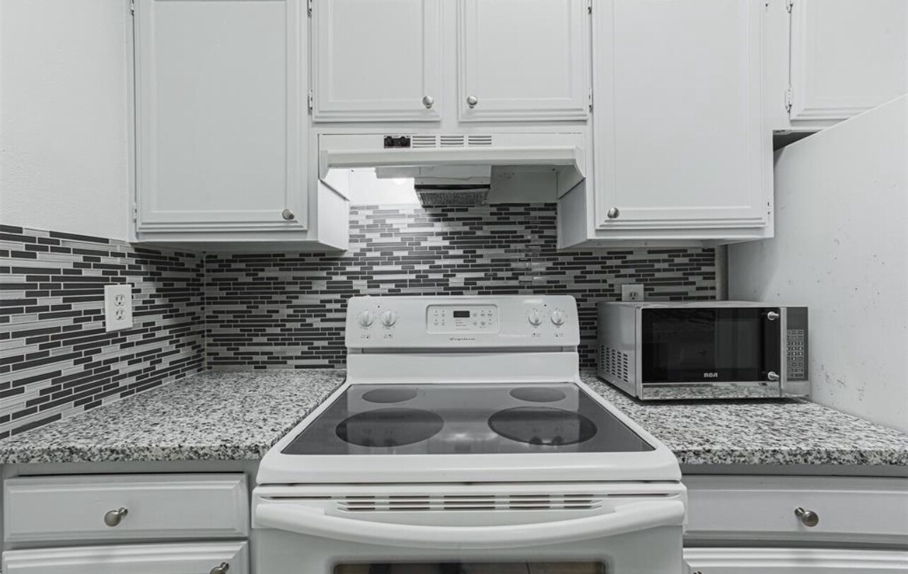 Building Photo - 726 Bering Dr