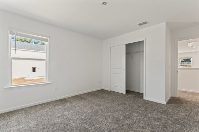 Building Photo - 5 Bed + 3 Bath Single Family Home in Charl...