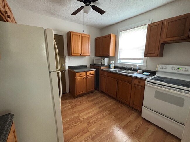 Building Photo - Aguilar - 660-R660- Russell Avenue