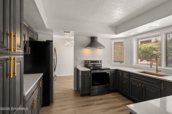 Building Photo - Gorgeous, modern, remodeled, unfurnished, long term rental with pool and spa