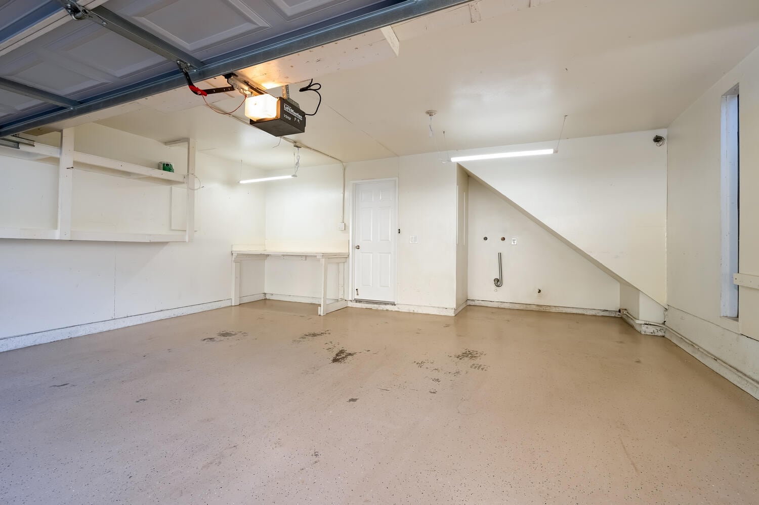 2 car garage with laundry hook up - 30747 Calle Chueca