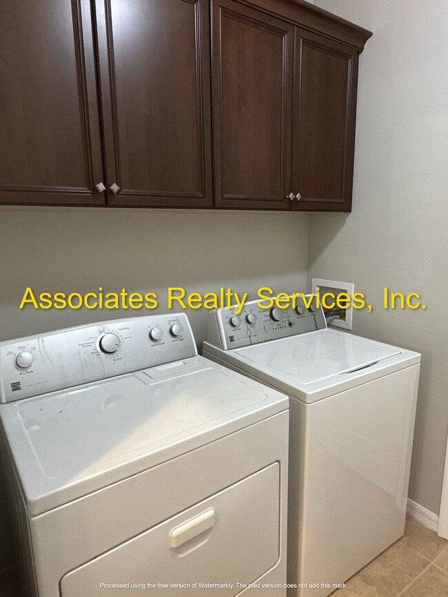 Building Photo - Sublease!   Lovely End Unit in Villas of West End LOOK!