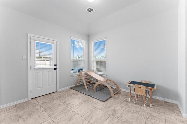 Building Photo - 40560 Goldeneye Pl