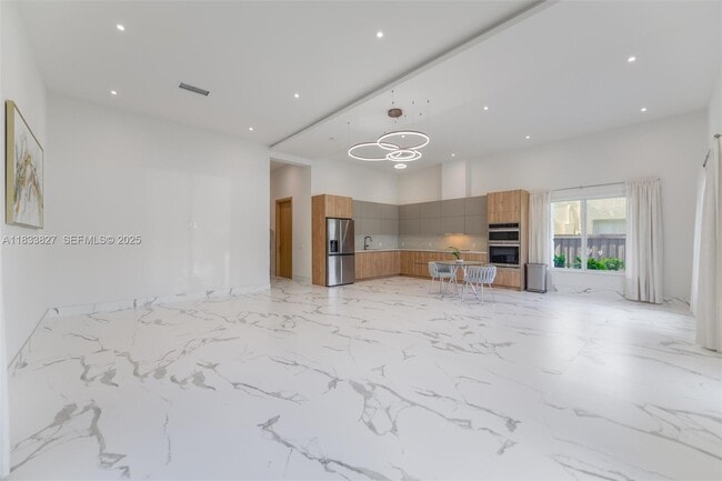 Building Photo - 635 SW 9th St