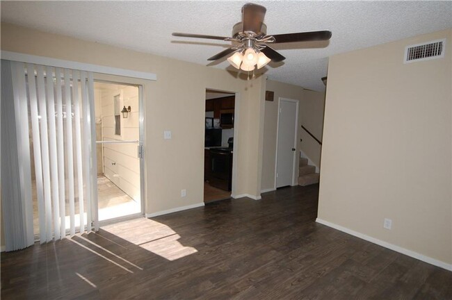 Building Photo - Spacious 3-Bedroom Townhouse with Great Am...