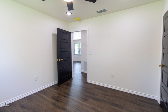 Building Photo - 1310 Eleanor St