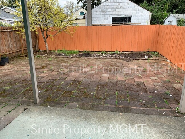 Building Photo - Lovely house with 3 bedrooms and 2.5 bathroom.