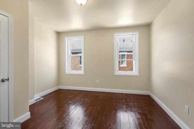 Building Photo - 1331 S Hollywood St