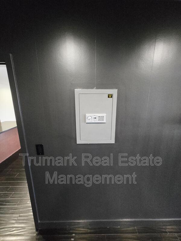 Building Photo - 12426 Moorpark St