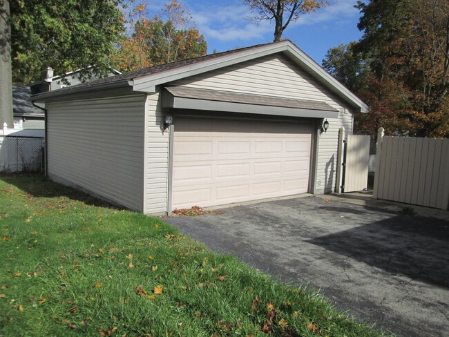 Building Photo - 3968 Staatz Dr