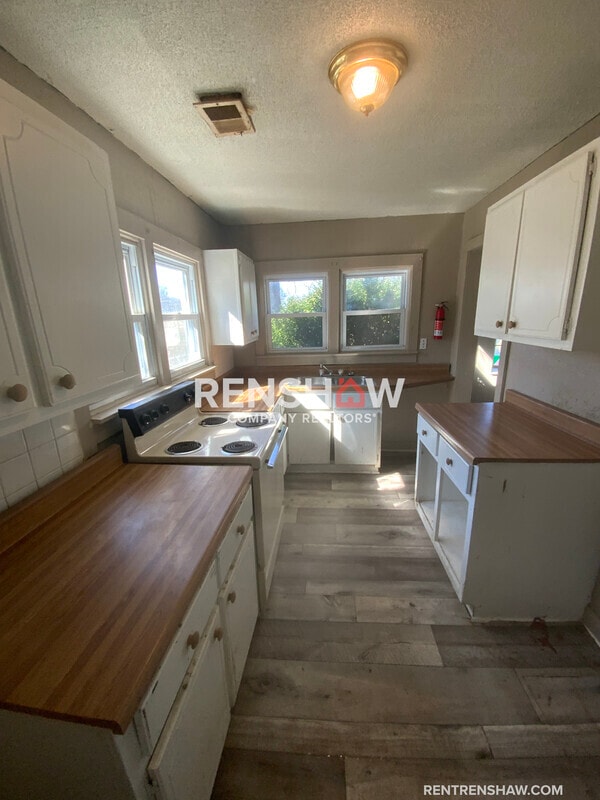 Building Photo - 318 Tulip St