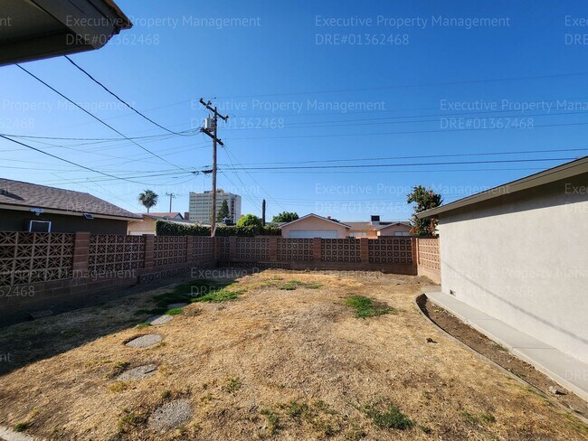 Building Photo - 3 bedroom/ 2 bathroom home located near th...