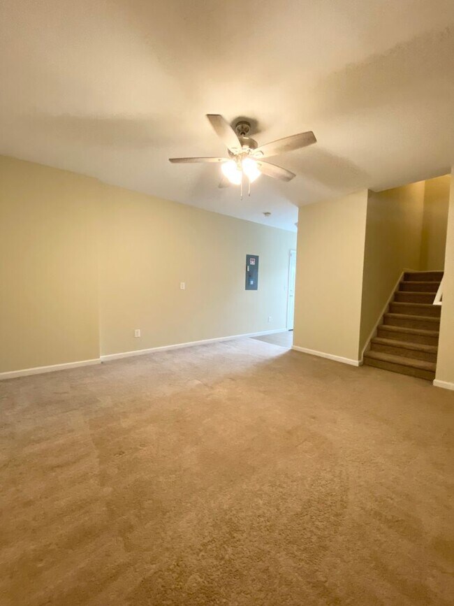 Building Photo - Beautiful 3 Bed 2.5 Bath House