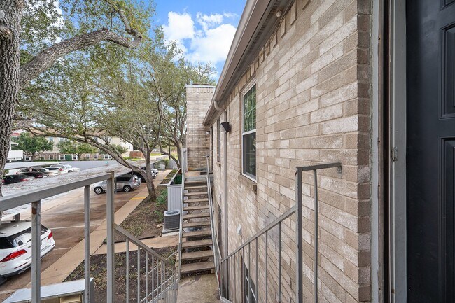 Building Photo - 10733 Braes Bend Dr