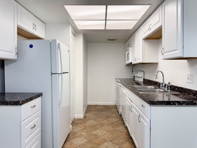 Building Photo - Tamarind - Renovated 2 Bedroom 2 Bath Condominium