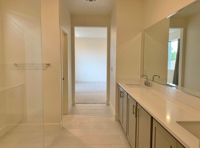 Building Photo - 4 Bedroom Home in Hollister