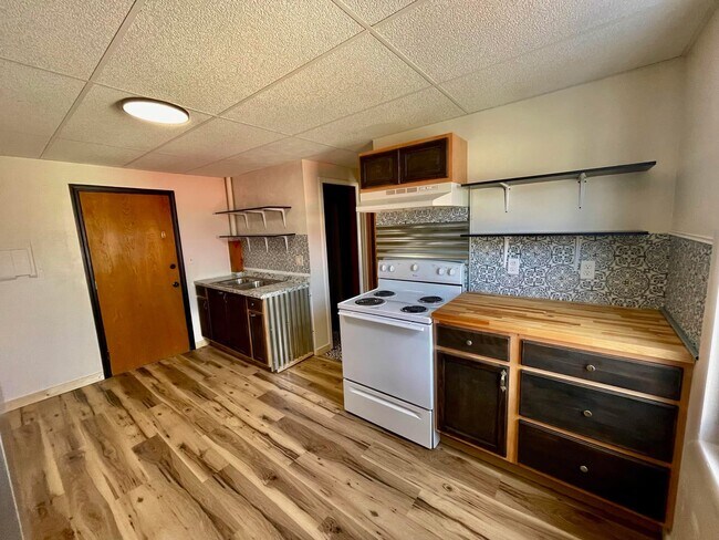 Building Photo - 702 S Washington Ave