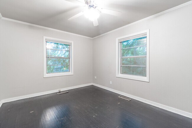 Building Photo - Cozy Comfort in a Great Location: Spacious...