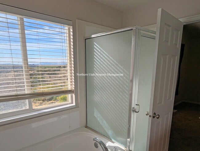 Building Photo - 4-Bed, 3.5 Bath Home with Scenic Views in South Ogden